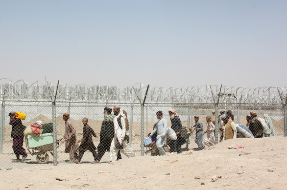 Nghị viện châu Âu: các nước nên tiếp nhận đồng đều người tị nạn Afghanistan - Ảnh 1.