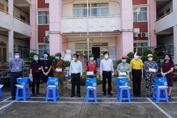 Lãnh đạo Sở Thông tin và truyền thông TP.HCM thăm, tặng quà cho người dân khó khăn do COVID-19 - Ảnh 2.