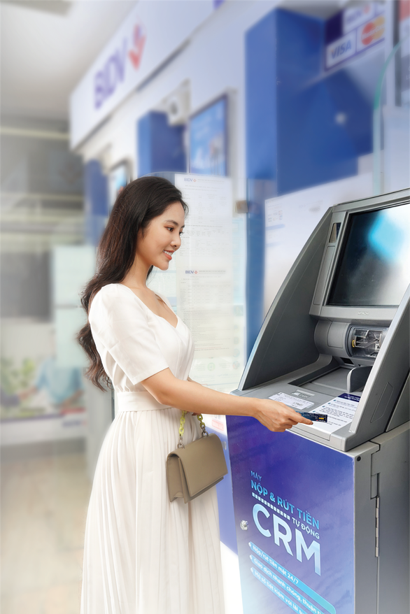 Trải nghiệm rút, nộp tiền với CRM - ‘giao dịch viên điện tử’ của BIDV - Ảnh 1.