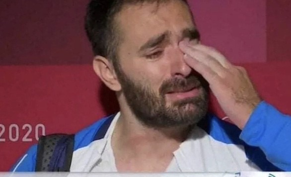 Lực sĩ Hy Lạp khóc nức nở trên truyền hình, tuyên bố giải nghệ vì quá nghèo - Ảnh 1.