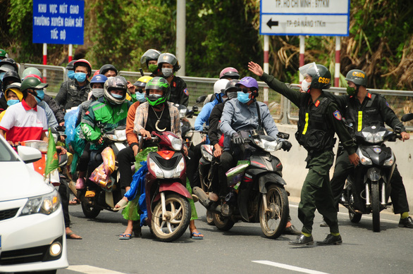 Nối lại trung chuyển, hầm Hải Vân đông đặc người về quê - Ảnh 2.