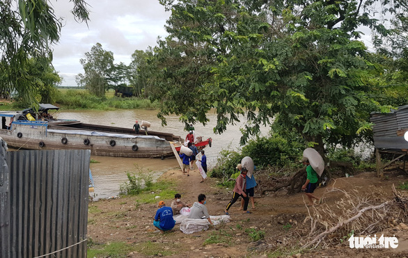 An Giang cho lưu thông hàng hóa đường thủy suốt đêm trong mùa dịch COVID-19 - Ảnh 2.