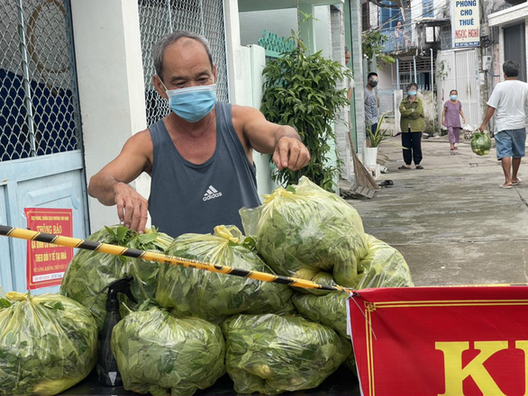 Chuyến xe chở nặng tình người mùa dịch ở Tây Đô - Ảnh 1.