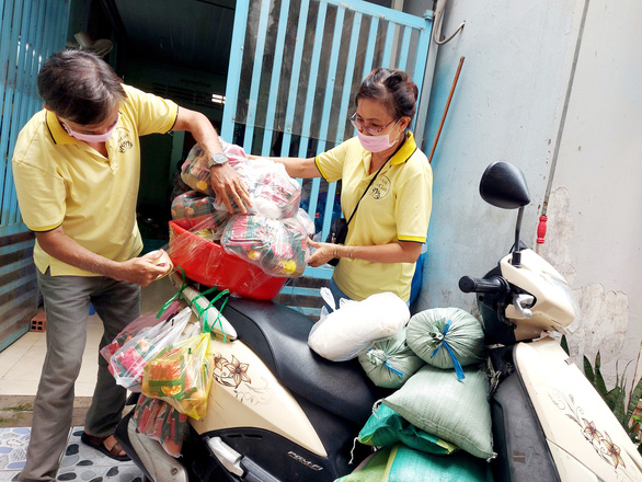 Chuyến xe hàng hào sảng của dì Uyên bon bon trên đường - Ảnh 1.