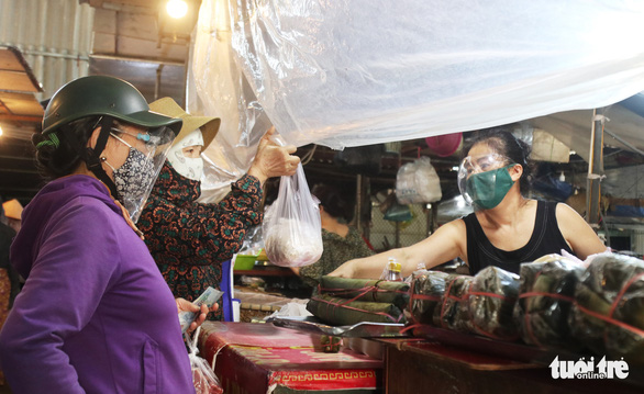 Lần đầu đi chợ bằng thẻ, nhiều bà con TP Vinh phải quay về vì... hết thịt - Ảnh 4.