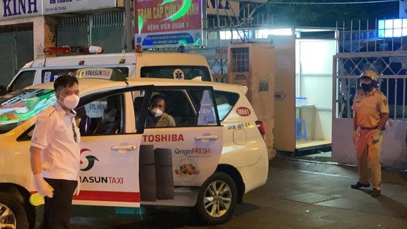 Công an và tài xế taxi phối hợp đưa một bảo vệ khó thở đi cấp cứu kịp thời - Ảnh 1.