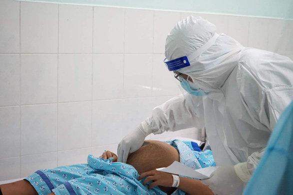Cùng Tuổi Trẻ chống dịch trao gói thiết bị y tế hơn 5,5 tỉ đồng cho Bệnh viện Hùng Vương - Ảnh 4.