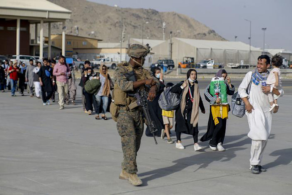 Sân bay Kabul hỗn loạn sau khi Taliban tiến vào thành phố - Ảnh 3.