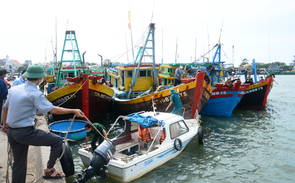 Tàu cá từ đảo Phú Quý đã được phép cập cảng Phan Thiết bốc dỡ hàng hóa - Ảnh 1.