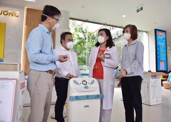 Cùng Tuổi Trẻ chống dịch trao gói thiết bị y tế hơn 5,5 tỉ đồng cho Bệnh viện Hùng Vương - Ảnh 2.
