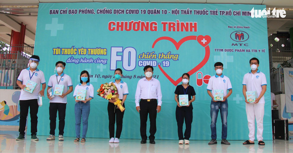 Trao nhiều gói an sinh, túi thuốc yêu thương ở quận 5, quận 10 - Ảnh 3.