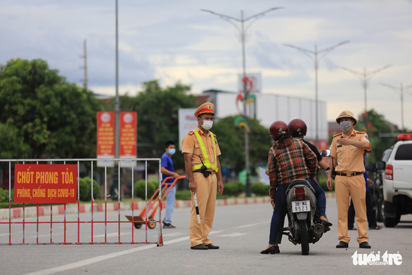 Người từ tỉnh thành phía Nam về không được đi xe máy qua địa bàn Hà Tĩnh - Ảnh 1.