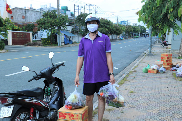 Bà con Vĩnh Long tiếp sức đồng hương xa quê tại TP.HCM vững tâm qua mùa dịch - Ảnh 2.