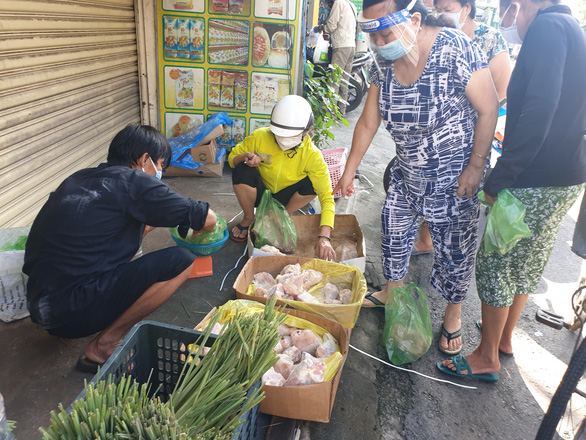  Siêu thị quá tải, các điểm bán tự phát đắt hàng dù nâng giá gấp 3-4 lần - Ảnh 1.