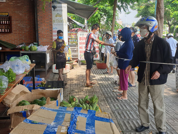  Siêu thị quá tải, các điểm bán tự phát đắt hàng dù nâng giá gấp 3-4 lần - Ảnh 5.