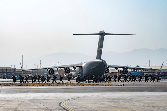 Taliban thiết lập trật tự quanh sân bay Kabul, hàng dài người xếp hàng chờ đợi - Ảnh 2.