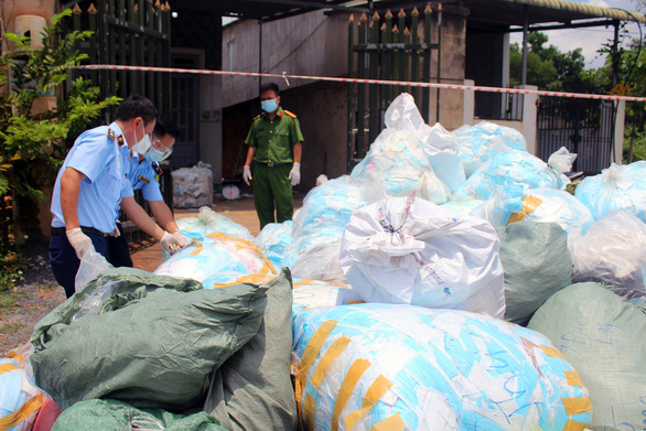 Đồng Nai bắt cơ sở tái chế hàng trăm ngàn khẩu trang phế liệu bán để kiếm lời - Ảnh 1.