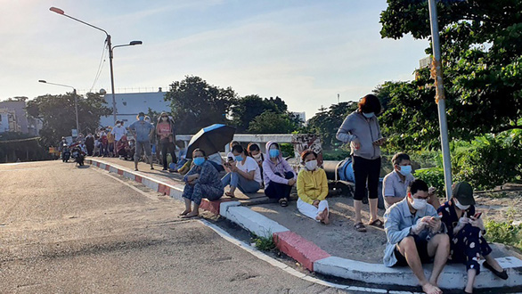 Nhiều siêu thị lớn ở TP.HCM vẫn hoạt động, mua bán cách nào? - Ảnh 1.