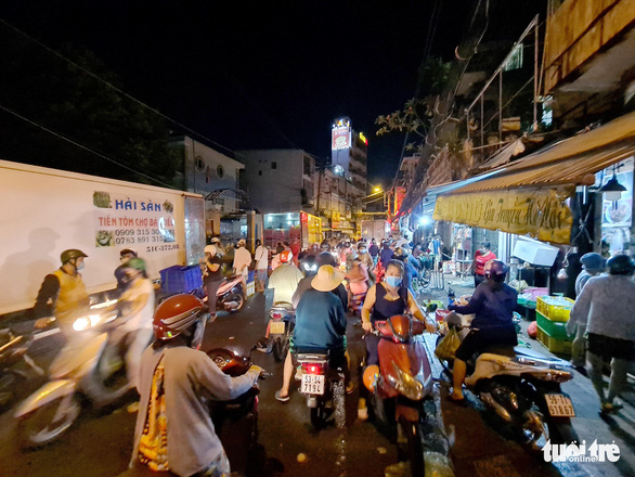 Người dân họp chợ tự phát từ 3 giờ sáng đông đúc ở TP.HCM - Ảnh 2.