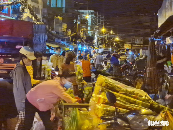 Người dân họp chợ tự phát từ 3 giờ sáng đông đúc ở TP.HCM - Ảnh 4.