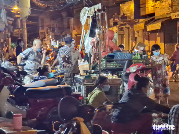 Người dân họp chợ tự phát từ 3 giờ sáng đông đúc ở TP.HCM - Ảnh 5.