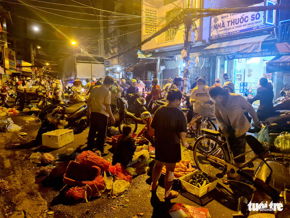 Người dân họp chợ tự phát từ 3 giờ sáng đông đúc ở TP.HCM - Ảnh 7.