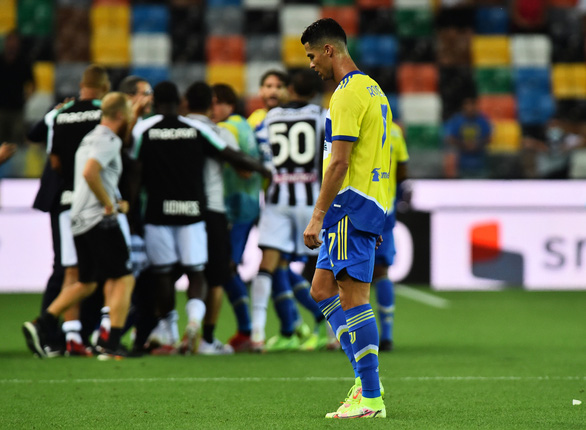 Ronaldo bị từ chối bàn thắng, Juventus hòa dù dẫn trước 2-0 trong ngày ra quân Serie A - Ảnh 1.