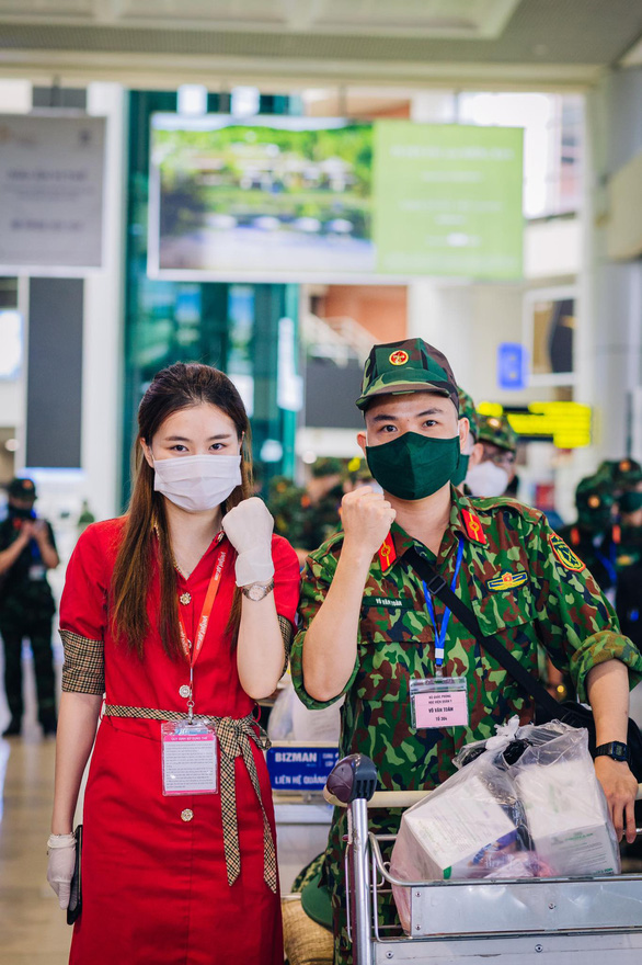 Tiếp tục các chuyến bay chở hàng ngàn cán bộ, bác sĩ, học viên quân y vào Nam chống dịch - Ảnh 2.