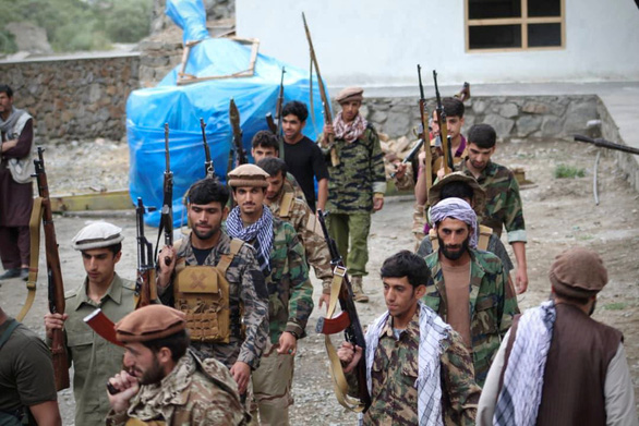 Taliban tuyên bố chiếm lại 3 huyện từ lực lượng kháng chiến - Ảnh 1.