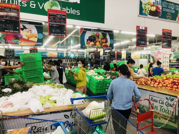 Nhiều siêu thị lớn ở TP.HCM vẫn hoạt động, mua bán cách nào? - Ảnh 1. Nhiều siêu thị lớn ở TP.HCM vẫn hoạt động, mua bán cách nào? - Ảnh 1.