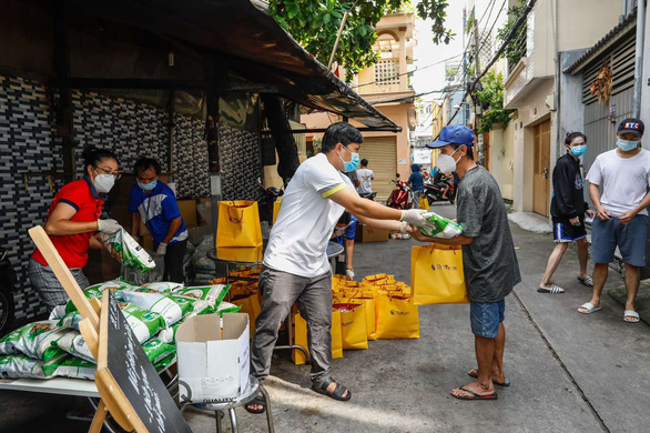 T&T Group tặng 100.000 suất quà cho người dân TP.HCM gặp khó khăn do COVID-19 - Ảnh 1.