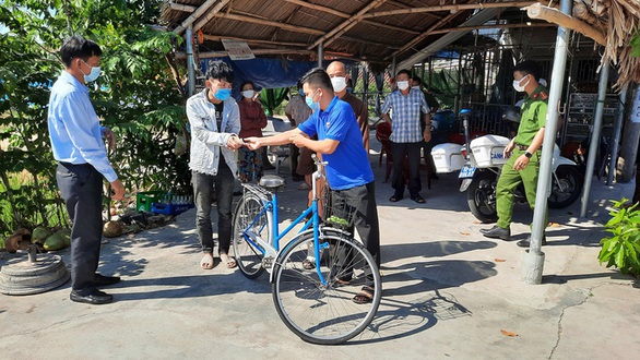 Đi bộ từ Quảng Ngãi về quê, lả ven đường, một phụ hồ được bà con, làng xã tặng xe đạp, xe máy - Ảnh 1. Đi bộ từ Quảng Ngãi về quê, lả ven đường, một phụ hồ được bà con, làng xã tặng xe đạp, xe máy - Ảnh 1.