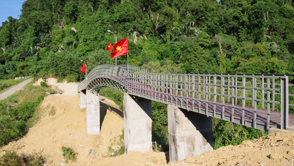 Hồ Ngọc Hà, Trấn Thành góp tay cùng biên phòng xây cầu vượt lũ cho đồng bào Rục - Ảnh 1.
