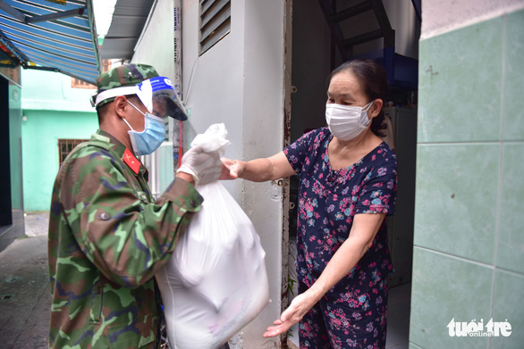 Bộ đội len lỏi sâu vào các hẻm tặng nhu yếu phẩm cho người dân, sinh viên ở trọ - Ảnh 6.