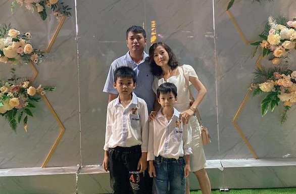 Xúc động cảnh con trai reo hò khi bố đi chống dịch gần 2 tháng mới về qua nhà - Ảnh 2.