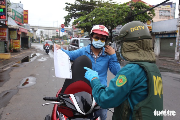Ngày đầu dùng giấy đi đường mới: Xài giấy cũ vẫn được du di - Ảnh 3. Ngày đầu dùng giấy đi đường mới: Xài giấy cũ vẫn được du di - Ảnh 3.