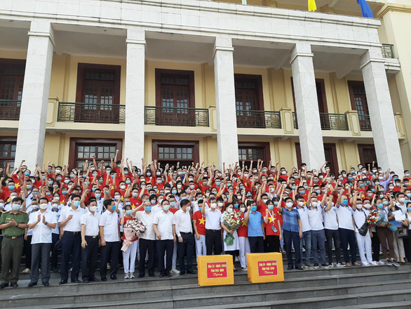 Thái Bình tiếp tục chi viện hơn 300 cán bộ, sinh viên ngành y vào Nam chống dịch - Ảnh 1.