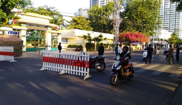 Khánh Hòa chuẩn bị phương án cho học sinh mầm non, tiểu học học muộn 1-2 tháng - Ảnh 1. Khánh Hòa chuẩn bị phương án cho học sinh mầm non, tiểu học học muộn 1-2 tháng - Ảnh 1.