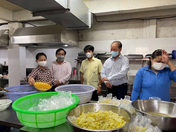 Nhóm bếp, mở chợ cho người khó khăn trong đại dịch - Ảnh 1. Nhóm bếp, mở chợ cho người khó khăn trong đại dịch - Ảnh 1.