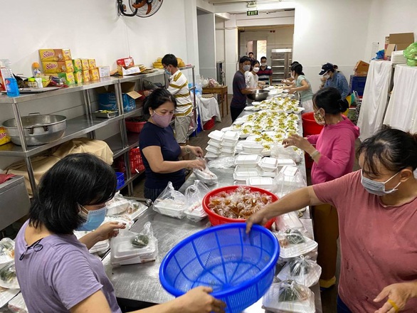 Nhóm bếp, mở chợ cho người khó khăn trong đại dịch - Ảnh 3. Nhóm bếp, mở chợ cho người khó khăn trong đại dịch - Ảnh 3.