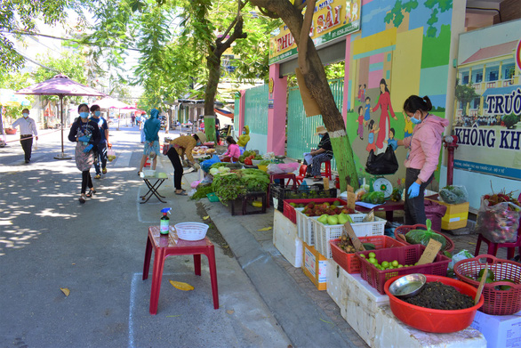 Đưa chợ ra phố ở Nha Trang: An toàn, người mua người bán đều thích - Ảnh 6. Đưa chợ ra phố ở Nha Trang: An toàn, người mua người bán đều thích - Ảnh 6.