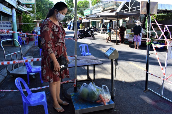 Đưa chợ ra phố ở Nha Trang: An toàn, người mua người bán đều thích - Ảnh 8. Đưa chợ ra phố ở Nha Trang: An toàn, người mua người bán đều thích - Ảnh 8.