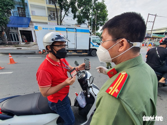 Ngày thứ 2 dùng giấy đi đường mới: Nhiều người vẫn dùng giấy mẫu cũ - Ảnh 2. Ngày thứ 2 dùng giấy đi đường mới: Nhiều người vẫn dùng giấy mẫu cũ - Ảnh 2.