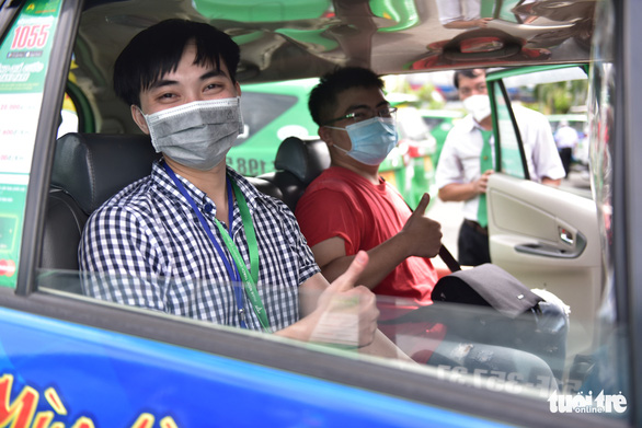 Bạn trẻ TP.HCM khăn gói theo xe taxi tình nguyện chuyển bệnh nhân F0 - Ảnh 1.