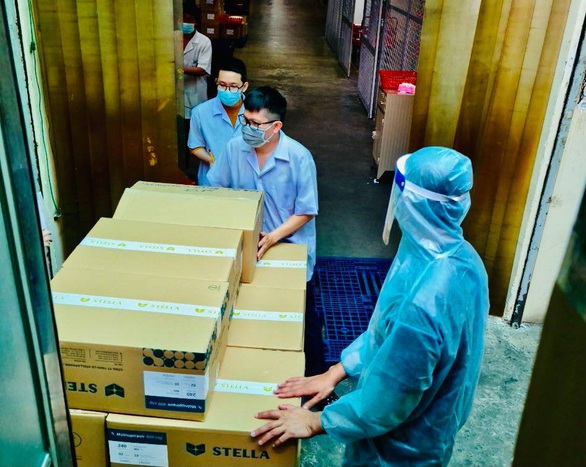 16.000 liều thuốc kháng virus Molnupiravir đã chuyển xuống các quận huyện điều trị F0 - Ảnh 1. 16.000 liều thuốc kháng virus Molnupiravir đã chuyển xuống các quận huyện điều trị F0 - Ảnh 1.