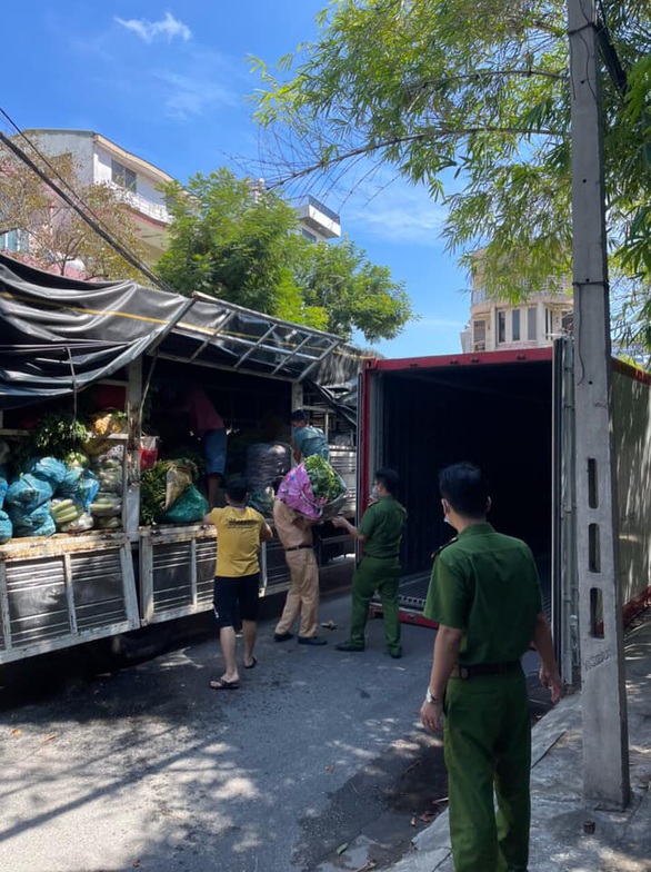 Đà Nẵng: 30 điểm cung ứng thực phẩm do công an tổ chức, hộ khó khăn được miễn phí - Ảnh 2. Đà Nẵng: 30 điểm cung ứng thực phẩm do công an tổ chức, hộ khó khăn được miễn phí - Ảnh 2.