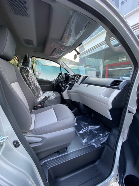 Phương Trang nhập khẩu 99 xe Toyota Hiace để hoán cải thành xe cấp cứu bệnh nhân COVID-19 - Ảnh 2.