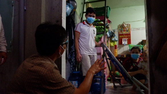 Phó thủ tướng Vũ Đức Đam đến khu trọ đông bà con ở Long An - Ảnh 1. Phó thủ tướng Vũ Đức Đam đến khu trọ đông bà con ở Long An - Ảnh 1.