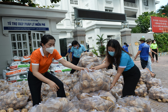 Phụ nữ xắn tay áo trao 6.500 phần quà cho phụ nữ và trẻ em có hoàn cảnh khó khăn - Ảnh 2.