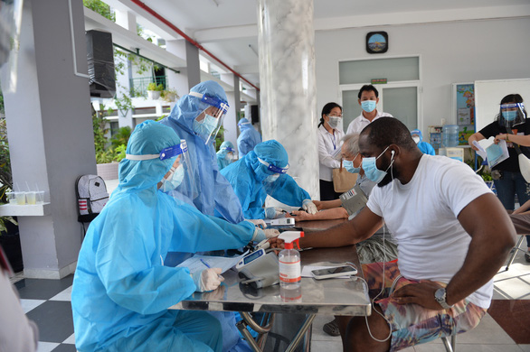 Quận Phú Nhuận hỗ trợ người nước ngoài khó khăn do dịch COVID-19 - Ảnh 3. Quận Phú Nhuận hỗ trợ người nước ngoài khó khăn do dịch COVID-19 - Ảnh 3.
